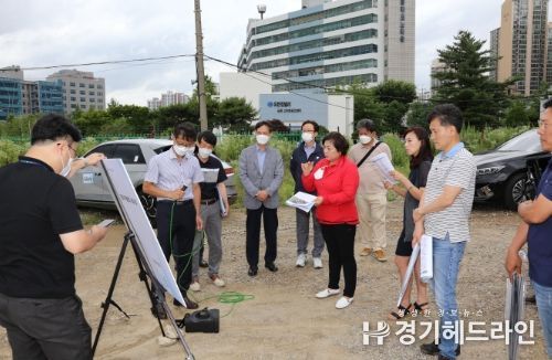 공업지역 활성화 시범사업 설명을 듣고 있는 인수위