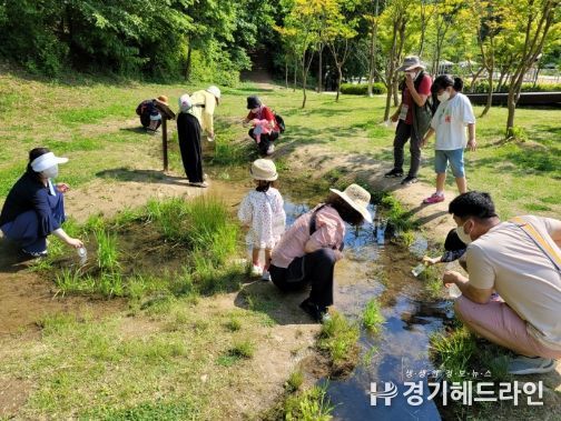 군포시 수리산 산림교육·치유 프로그램의 가족단위 참여자들이 힐링 시간을 보내고 있다.
