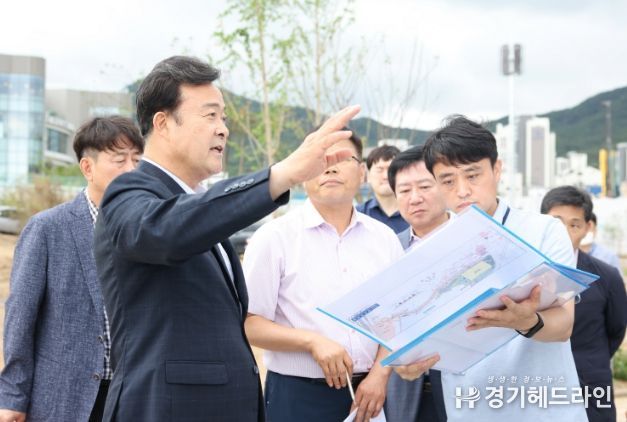 29일 김성제 의왕시장이 훼손지 복구사업에 대한 설명을 듣고 있다.