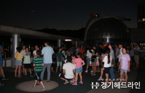 군포시 대야도서관 누리천문대에서 청소년들이 별자리를 관측하고 있다.