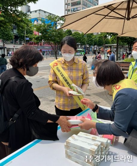 군포시 공무원들이 시민들에게 복지사각지대 위기가구 발굴 홍보물을 전달하고 있다.