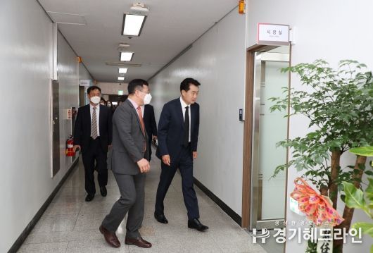 하은호 군포시장이 청사 1층으로 옮긴 새 시장 집무실로 첫 출근하고 있다.