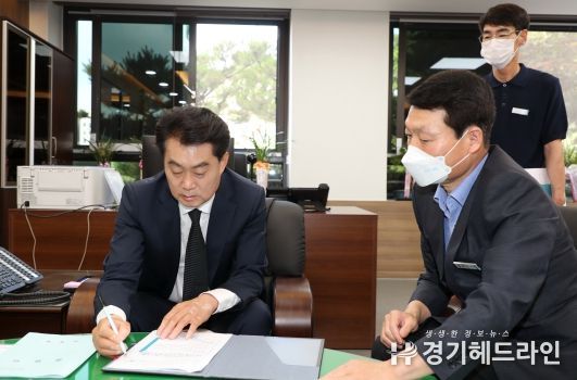 하은호 시장이 첫 결재로 ‘주거환경 개선 촉진 민관 TF팀 구성’에 결재하고 있다.