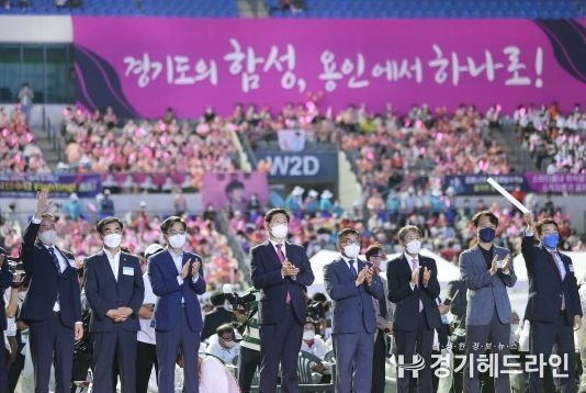이상일 용인특례시장 등 내빈들이 대회 개회식을 관람하고 있다.