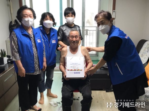 세교동 지역사회보장협의체, 취약계층 가구에 이미용 봉사활동 및 방역마스크 전달