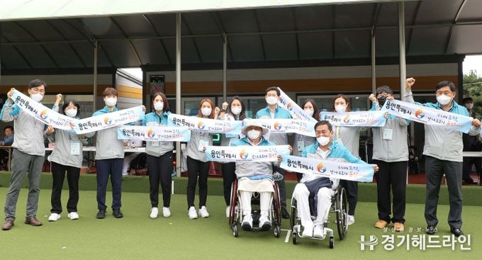 이상일 특례시장이 경기도장애인체육대회 용인특례시 론볼 선수단과 기념촬영을 하고 있다.j