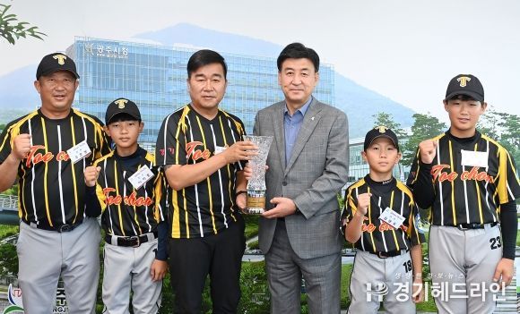 방세환 광주시장, 퇴촌 유소년 야구단 선수 격려