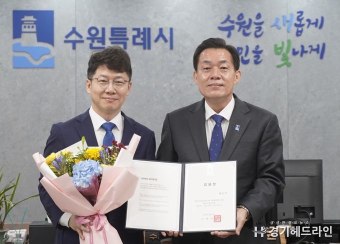 임용장 수여 후 이재준 수원시장(오른쪽)과 황인국 제2부시장이 함께하고 있다.