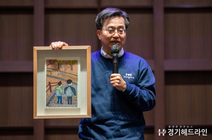 김동연 경기도지사가 20일 오후 경기도 수원 컨벤션센터에서 열린 제9회 한국피플퍼스트대회에 참가해 발달장애인 황진호 작가로부터 구입한