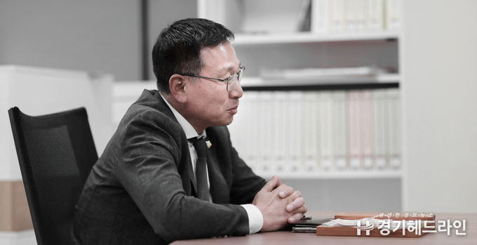 정흥범 화성시의회 도시건설위원장이 경기기자협회와의 인터뷰에서 질의를 받고있다(사진=심석진 부장)