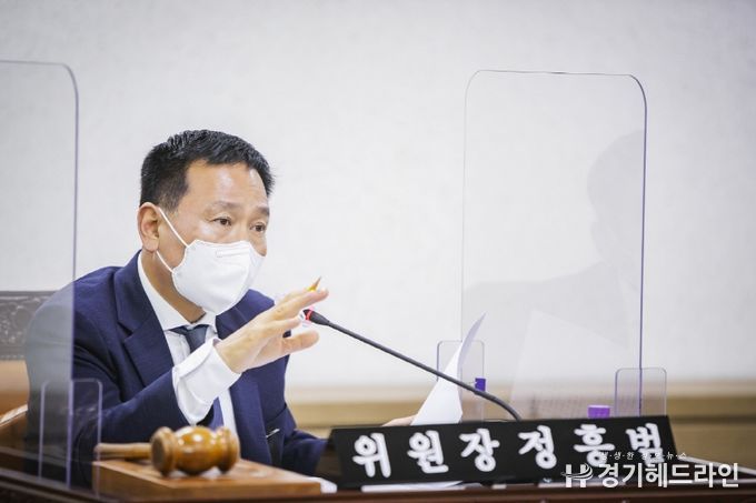 도시건설위원장으로 활동중인 정흥범 의원이 발언을 하고있다.