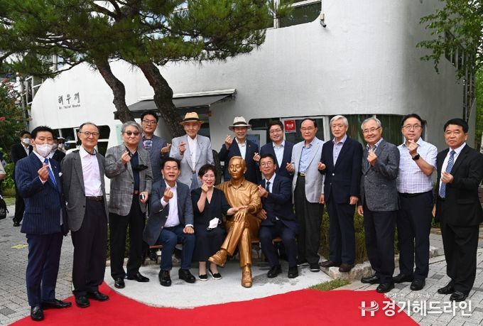 지난 7월16일 해우재에서 ‘미스터토일렛 심재덕 조형물 제막식’이 열려 이재준 수원특례시장과 관계자들이 동상과 함께 기념촬영을 하고 있다.
