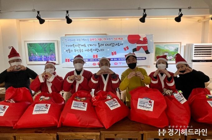 사랑의 산타 선물 포장작업을 마치고