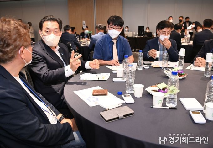 지난 9월 이재준 수원특례시장이 기업인들과 간담회를 열어 기업지원 방안에 대해 이야기를 나누고 있다.
