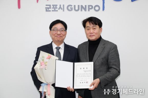 (좌)제2대 군포시청소년재단 대표이사 최윤택 (우)군포시장 하은호 임명장을 수여받고 있다