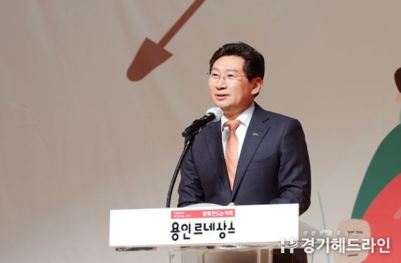 이상일 용인특례시장이 복지사각지대 해소 실천 결의대회에서 인사말을 하고 있다