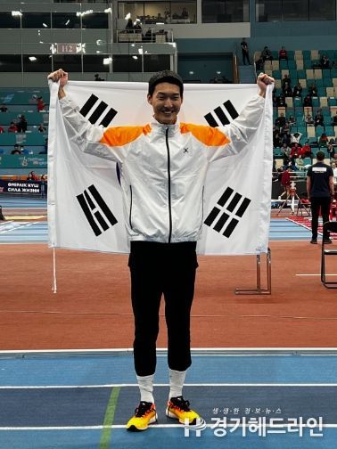 우상혁 선수가 2위를 확정한 후 태극기를 들고 기념촬영을 하고 있다. (대한육상연맹 제공)