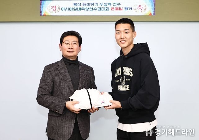 우상혁 선수는 지난 14일 귀국 후 첫 일정으로 이상일 용인특례시장을 만나 자신이 입고 뛰었던 유니폼을 선물했다.
