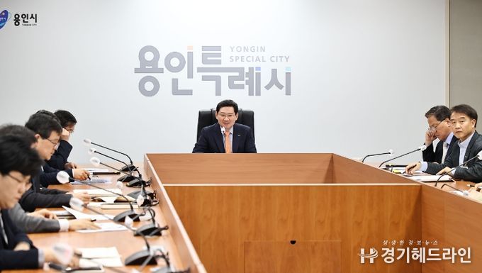 이상일 용인특례시장이 3월 27일 시청 영상회의실에서 간부공무원회의를 주재하고 있다