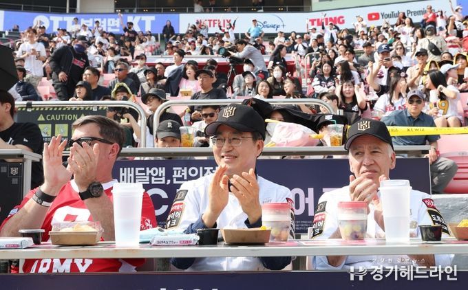 김동연 지사, 골드버그 美 대사와 프로야구 개막전 관람
