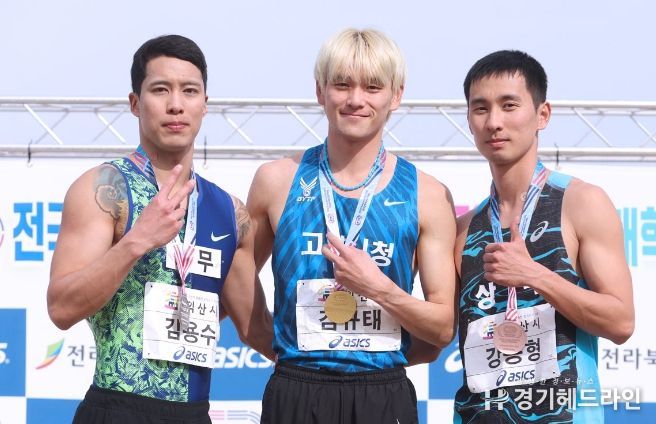 금메달을 목에 건 김규태 선수(가운데)