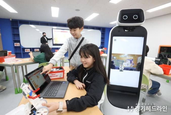 남양주 부평초등학교, '전자칠판으로 수업하고 코딩으로 로봇 조종' 미래교실 개관