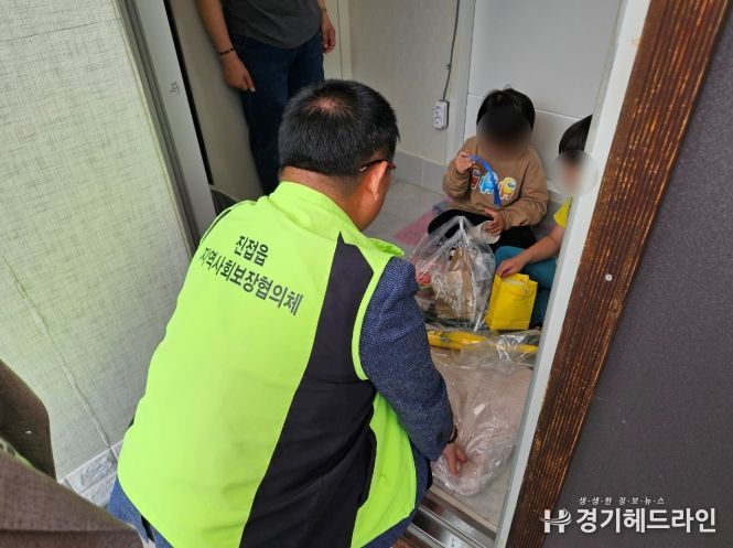 '온 우주가 너를 응원해' 남양주시 진접읍 지역사회보장협의체, 어린이날 맞아 따듯한 응원 담은 후원품 전달