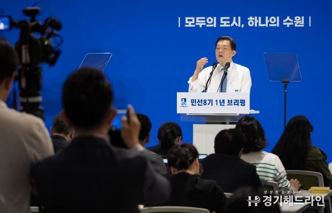 이재준 수원특례시장이 브리핑에서 발언하고 있다