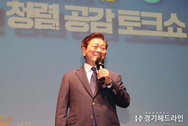 박승원 광명시장은 7일 시민회관 대공연장에서 열린 ‘청렴 공감 토크쇼’ 에서 청렴한 광명시를 만들기 위해서 공정하지 않은 것을 이겨내는 조직문화가 필요하다고 강조했다.