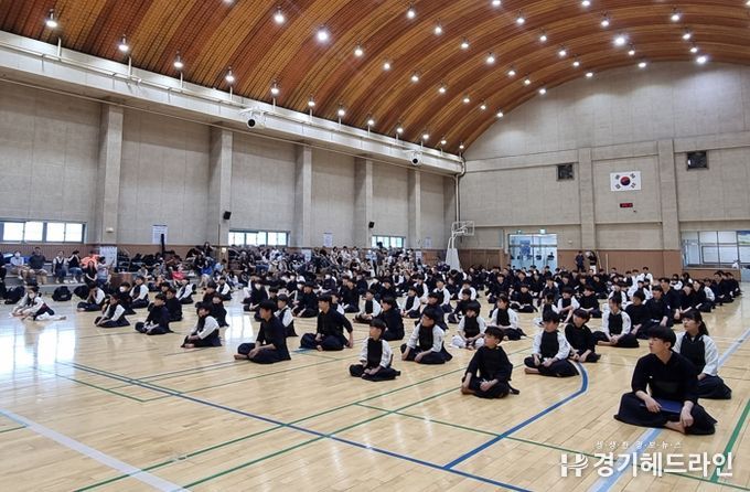 제1회 수원특례시장배 검도대회에 참여자들이 단체 사진을 촬영하고 있다