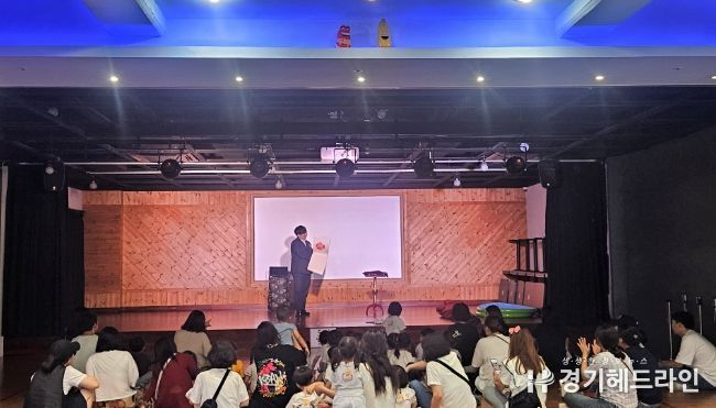 마술쇼를 보고있는 드림스타트 가족들