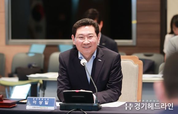 이상일 용인특례시장이 5일 경기도 고양시 킨텍스에서 열린 특례시시장협의회 정기회의에서 인사말을 하고 있다