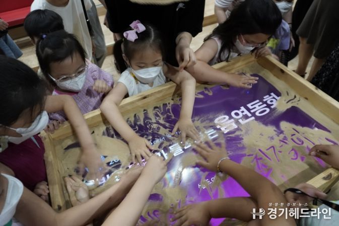 군포문화재단 2023 군포예술활동지원사업 선정단체 '샌드아트 월드', 내주부터 공연 진행