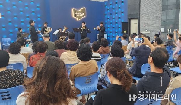 수원시립교향악단이 런치음악회를 열고 있다.