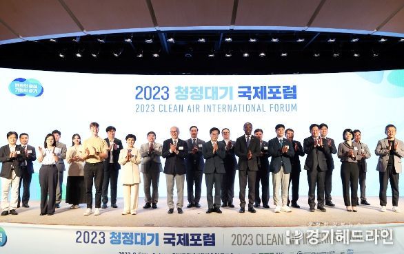5일 오후 경기경제과학진흥원에서 열린 2023 청정대기 국제포럼에서 김동연 경기도지사, 유영일 경기도의회 도시환경위원장, 간볼드 바산야브 UNESCAP 동북아사무소장, 아킴 알리 WHO 아·태지역 환경보건센터장, 강금실 경기도 기후대사 등이 기념촬영을 하고 있다.