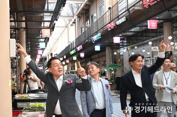 이재준 수원시장이 아케이드를 닫고 있다.