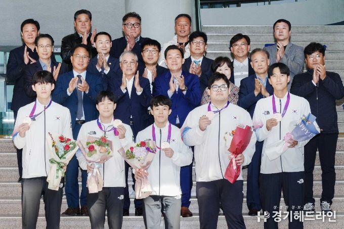 메달 봉납식 참석자들이 기념사진을 촬영하고 있다.