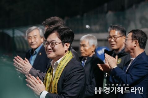 지난 5월 3일 솔터축구장에서 치른 성남전 무승부 경기 이후 선수단 격려행사를 가진 축구에 진심인 김병수 시장.