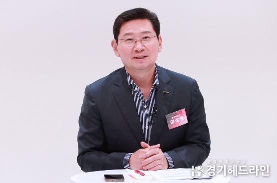 이상일 용인특례시장은 지난 7일 동백동 용인미디어센터에서 '시민과의 대화'를 열고 시민 질문에 답하는 형식으로 주요 현안에 답변하는 형식으로 패널들과 의견을 나눴다.