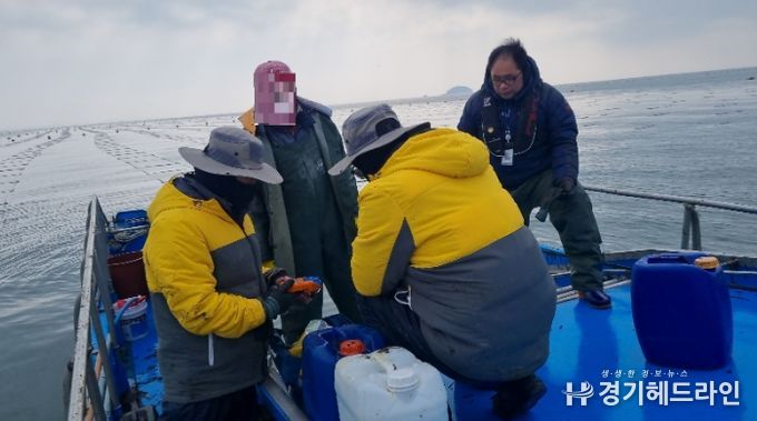 무기산 단속 중인 어업감독공무원
