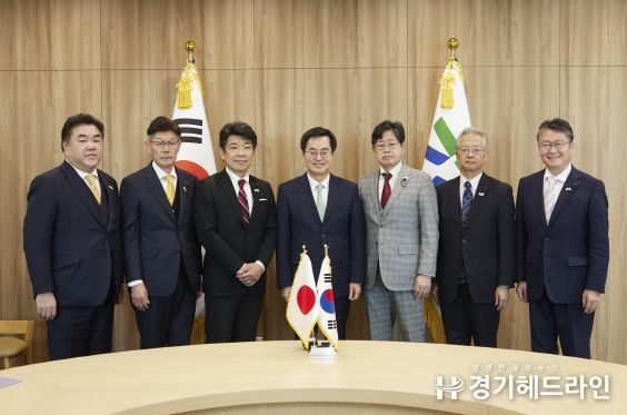 30일 오전 경기도청 집무실에서 김동연 도지사가 일본 아이치현 의원단과 기념촬영을 하고 있다.