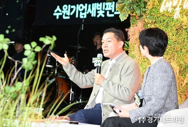 이재준 시장이 장안구·권선구 주민과 함께한 새빛만남콘서트에서 발언하고 있다.