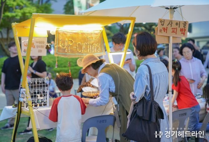 지난해 부천시청 잔디광장에서 열린 플리마켓 ‘도시사파리 예술시장’ 모습. 올해는 봄꽃 관광주간 중 진행돼 더욱 풍성한 볼거리를 제공한다.