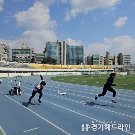 김포시 직장운동경기부 육상선수단이 훈련 중이다