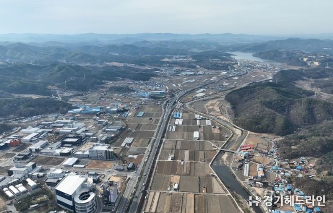 용인 첨단 시스템 반도체 국가산단이 들어설 이동 남사읍 일대 전경(중앙을 관통하는 도로가 국도 45호선)
