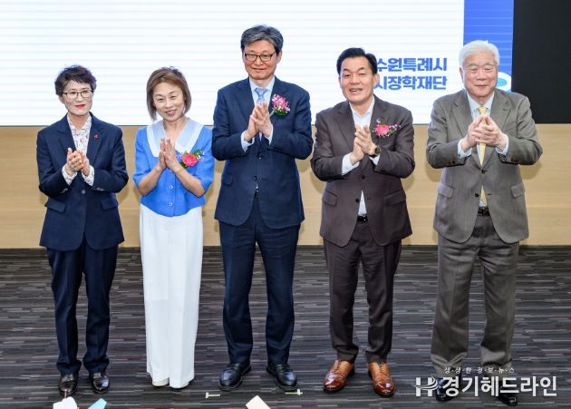 이재준 수원시장(오른쪽 2번째), 박춘근 신임 이사장(오른쪽 3번째) 등이 기념촬영을 하고 있다.