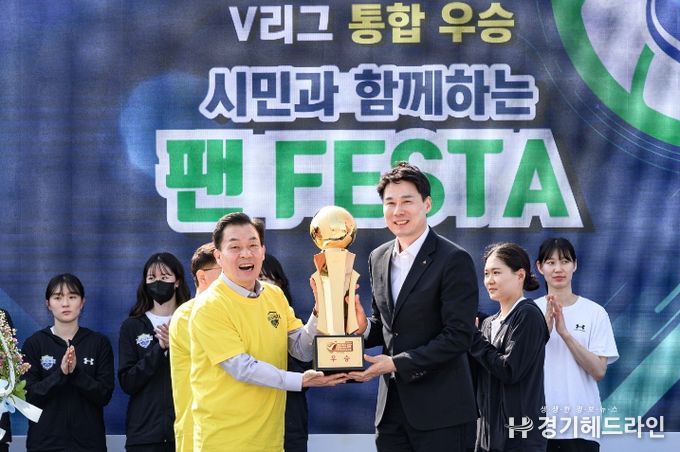이재준 수원시장(왼쪽)과 현대건설 힐스테이트 강성형 감독이 우승트로피를 들고 활짝 웃고 있다.