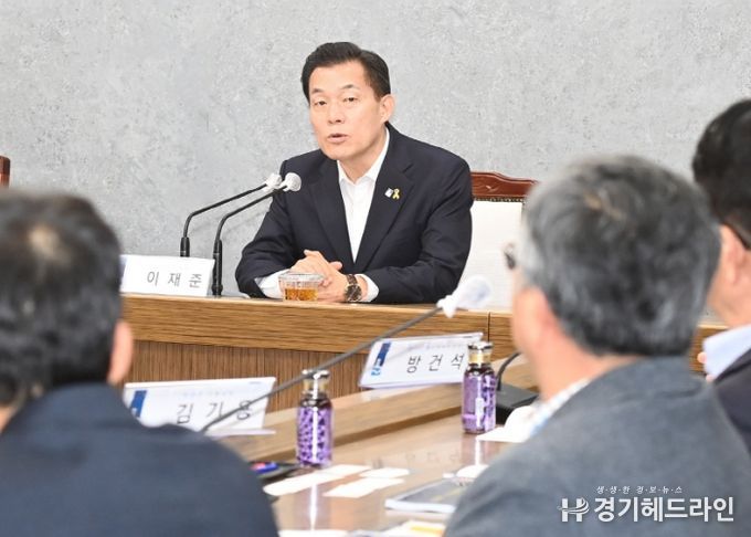 이재준 수원특례시장이 용역보고회에서 발언하고 있다.