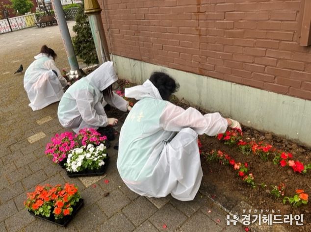 광명시 철산2동은 지난 15일 연서어린이공원 내 연서경로당 주변에서 봄맞이 꽃심기 활동을 펼쳤다.