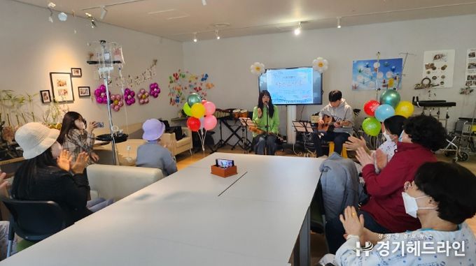 경기도의료원 안성병원, 호스피스 완화병동 환자들을 위한 작은 음악회 개최: 따뜻한 위로와 감동 선사